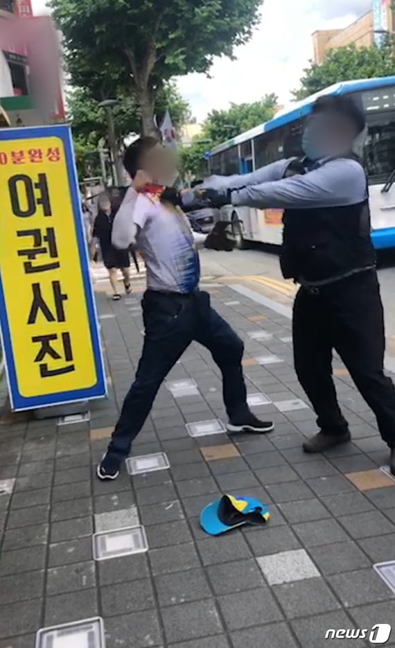 버스 기사가 마스크 착용을 요구하자 지팡이로 폭행한 70대가 경찰에 붙잡혔다. /사진=뉴스1