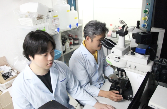 한국생명공학연구원 노화제어전문연구단 권은수(오른쪽) 박사가 신민기 연구원과 함께 장내 미생물 실험을 진행하고 있다. 생명공학연구원 제공