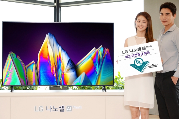 LG전자 모델이 글로벌 안전과학회사 'UL'로부터 '광생물학적 LED 안전성' 검증을 받은 'LG 나노셀 TV'를 소개하고 있다. /LG전자 제공