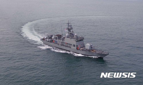 【서울=뉴시스】 방위사업청은 30일 부산 한진중공업에서 검독수리-B급 첫 번째 고속정 ‘PKMR-211호정'을 해군에 인도한다고 밝혔다. 검독수리-B는 제1, 2연평해전 승리의 주역으로 알려진 참수리급 고속정을 대체하는 230톤급 차기 고속정이다. 20여 명의 승조원이 탑승하며, 최대속력 41노트(시속 75km)로 고속 항해하여 작전을 수행할 수 있다. 2017.10.30. (사진=방위사업청 제공) photo@newsis.com