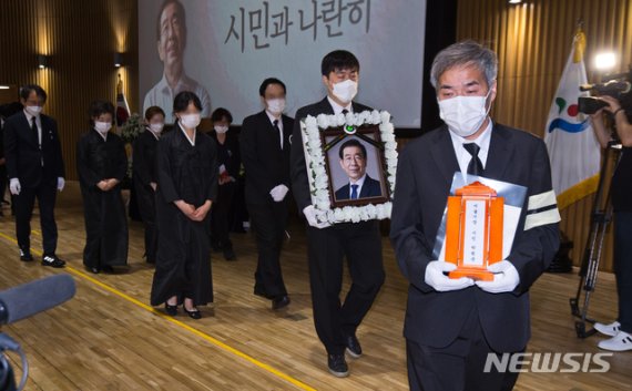 [서울=뉴시스]사진공동취재단 = 고 박원순 서울특별시장의 영현이 13일 서울시청에서 영결식을 마친 후 서울추모공원으로 봉송되고 있다. 2020.07.13. photo@newsis.com