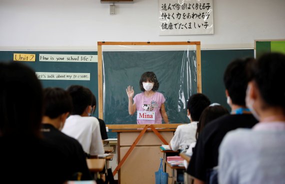 16일 도쿄 동쪽 지바현 소재 후나바시시에 있는 한 초등학교의 수업 광경. 코로나19 감염을 방지하기 위해 교탁에 투명 비닐막이 설치돼 있다. 로이터 뉴스1