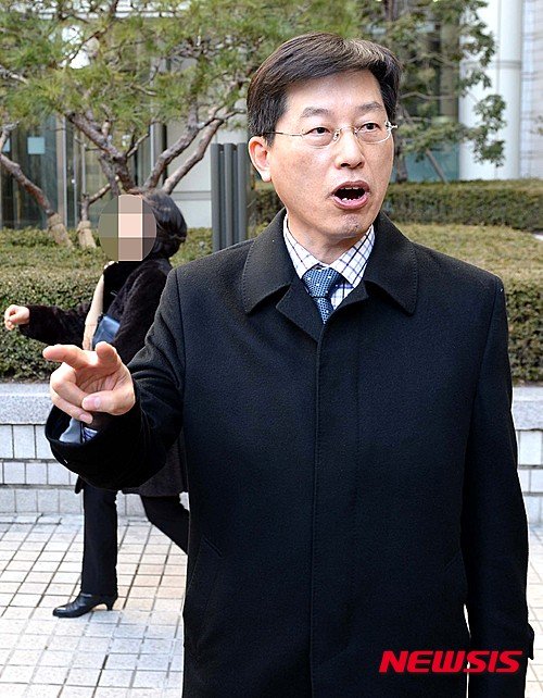 【서울=뉴시스】고범준 기자 = 박원순 서울시장의 아들 주신씨의 병역비리 의혹을 제기한 혐의로 기소된 동남권원자력의학원 핵의학과 양승오 주임과장이 17일 오후 서울 서초구 서울중앙지방법원에서 열린 선고공판을 마치고 취재진 질문에 답변을 하고 있다. 2016.02.17. bjko@newsis.com