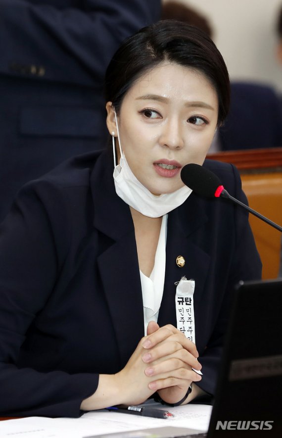 [서울=뉴시스] 최동준 기자 = 배현진 미래통합당 의원이 14일 서울 여의도 국회에서 열린 문화체육관광위원회 전체회의에서 발언하고 있다. 2020.07.14. photocdj@newsis.com