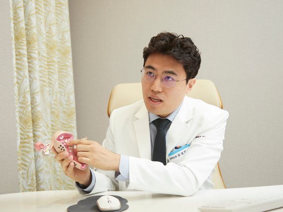 일산차병원 자궁근종센터 김성민 교수가 거대자궁근종 환자 치료법인 '단일공 로봇복강경 병합수술'에 대해 설명하고 있다.