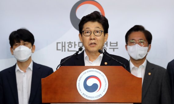 조명래 환경부 장관이 16일 오전 정부세종청사 브리핑실에서 한국판 뉴딜 종합계획 중 그린뉴딜의 주요 내용을 발표하고 있다. 조 장관은 이날 기자간담회에서 "그린뉴딜은 온실가스 감축 사업에 한정된 사업이 아니다"라며 그린 뉴딜의 방점이 '뉴딜(일자리)'에 있음을 시사했다. 뉴스1