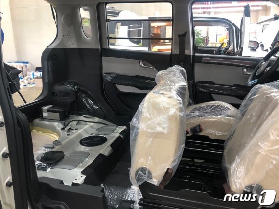 로디 제작 과정에서 기존 시트가 탈착되고 레이에 특화된 풀 플렛 시트가 적용된 모습. © 뉴스1 문대현 기자