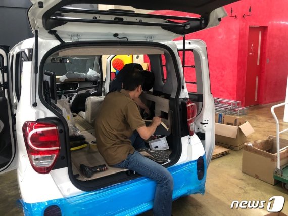 카라반테일 소속 직원이 로디 후작업 중 컨트롤러를 부착하고 있는 모습. © 뉴스1 문대현 기자