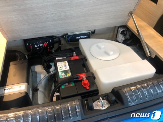 로디 뒷좌석 하단 부분에 베바스토 가솔린 전용 히터(맨 좌측)과 씨텍배터리 충전기(가운데 및 상단), 수전(맨 우측)이 장착돼 있다. © 뉴스1 문대현 기자