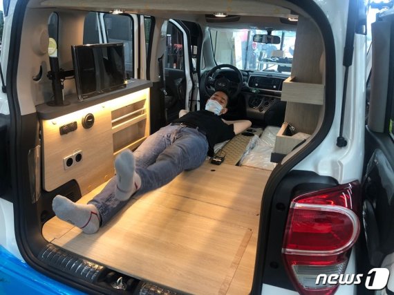 카라반테일 관계자가 로디 길이를 가늠하기 위해 차량 내부에 누워 있다. © 뉴스1 문대현 기자