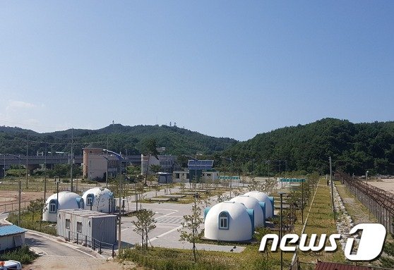 고성군은 10월10일까지 대한민국 최북단 명파해변에 오토캠핑장을 운영한다고 17일 밝혔다. 사진은 명파해변 오토캠핑장의 모습. (고성군청 제공) 2020.7.17/뉴스1 © News1