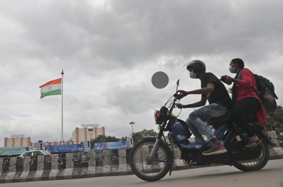 인도 세계 3번째로 코로나 확진자 200만명 돌파