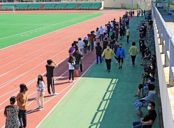 17일 오전 제주시 한림읍 종합경기장에 들어선 코로나19 선별진료소의 검사 행렬 /사진=fnDB