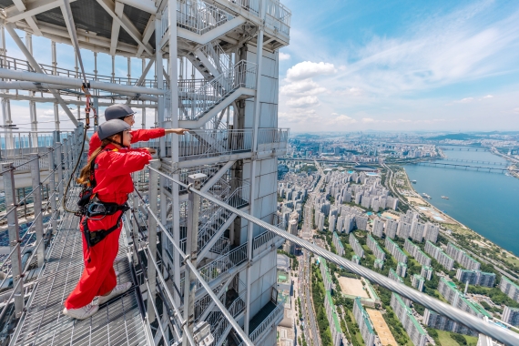 541m 상공서 느끼는 짜릿함.. 롯데월드타워 전망대 ‘스카이브릿지 투어’