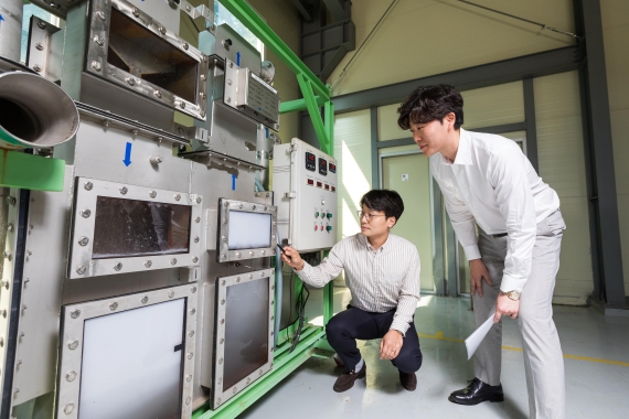생산기술연구원 조형태(오른쪽) 박사와 김정환 박사가 마이크로버블시스템 가동 상태를 점검하고 있다. 생산기술연구원 제공