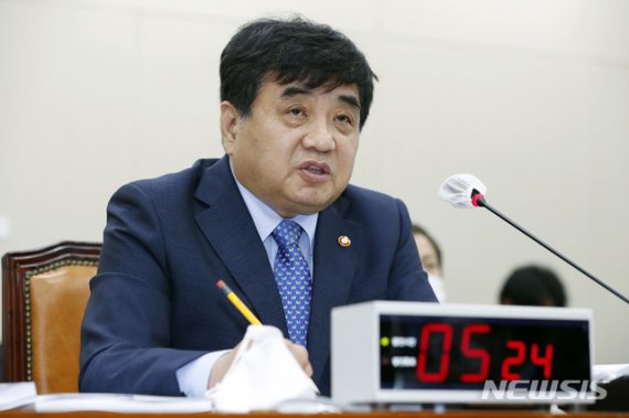 [서울=뉴시스] 최동준 기자 = 한상혁 방송통신위원회 위원장 후보자가 20일 서울 여의도 국회에서 열린 국회 과학기술정보방송통신위원회의 방송통신위원회 위원장후보자 인사청문회에서 질의에 답변하고 있다. 2020.07.20. photocdj@newsis.com