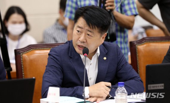 [서울=뉴시스]김선웅 기자 = 오영훈 더불어민주당 의원이 20일 오전 서울 여의도 국회에서 열린 행정안전위원회 경찰청장 후보자 인사청문회에서 질의하고 있다. 2020.07.20. mangusta@newsis.com <저작권자ⓒ 공감언론 뉴시스통신사. 무단전재-재배포 금지.> /사진=뉴시스화상