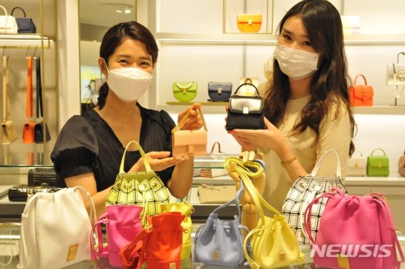 [대구=뉴시스]김정화 기자 = 롯데백화점 대구점은 시원한 여름옷에 경쾌한 느낌을 더해줄 다양한 미니 핸드백을 선보인다. (사진 = 대구 롯데백화점 제공) 2020.07.20. photo@newsis.com