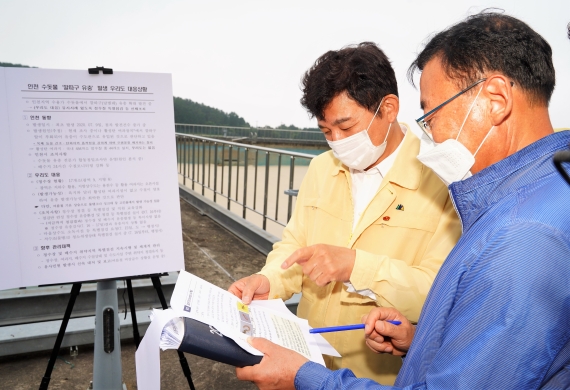 원희룡 제주지사가 20일 오후 제주시 어승생 저수지 정수장을 점검하고 있다.