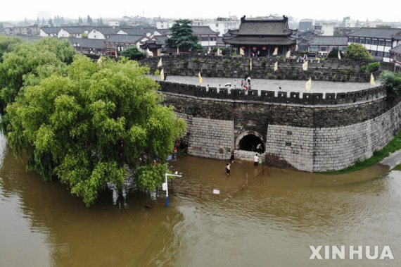 [서우셴=신화/뉴시스]중국 안후이성 서우셴에서 18일 홍수가 발생해 성문 주변에 흙탕물이 들어차 있다