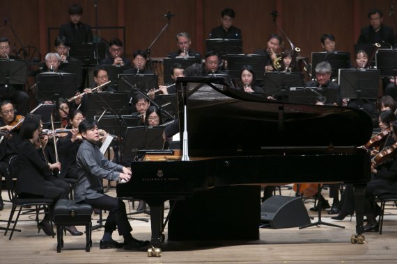 지난해 11월 부산문화회관 대극장에서 열린 '제12회 동서커피클래식'에서 피아니스트 박종화가 부산시립교향악단과 협연을 펼치고 있다. 동서식품 제공