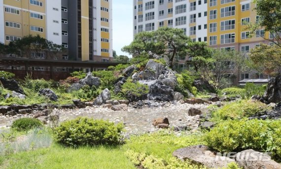 [서울=뉴시스] 경산 사동 팰리스 부영 석가산.(사진=부영주택 제공)