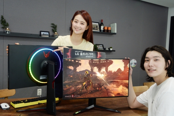 LG전자 모델이 세계 최초로 4K IPS 패널에 가장 빠른 1ms 응답속도를 갖춘 'LG 울트라기어' 게이밍 모니터 신제품(모델명: 27GN950)을 소개하고 있다. /LG전자 제공