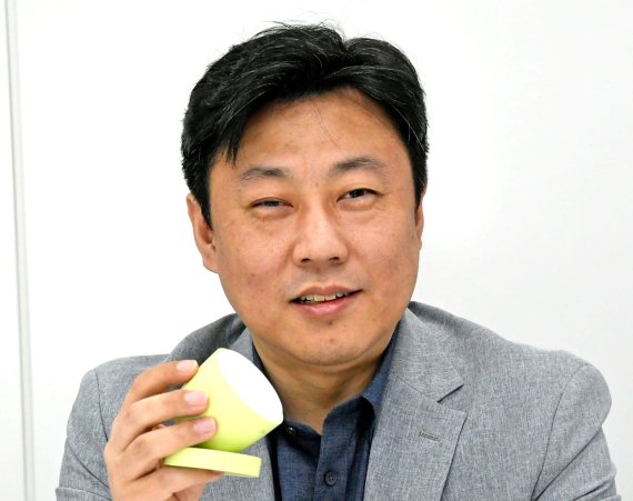 김용덕 루플 대표가 생체리듬 케어를 위한 조명 제품 '올리'를 들고 설명하고 있다. 사진=박범준 기자