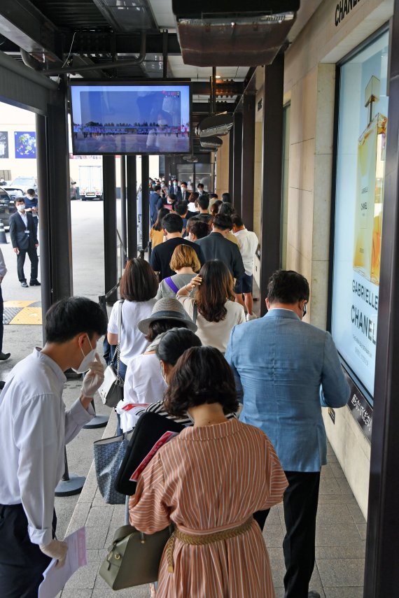 21일 오전 서울 동호로 신라면세점 서울점에서 시민들이 면세 재고상품을 구매하기 위해 줄서 있다. 사진=서동일 기자