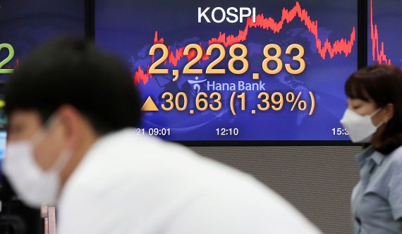 21일 EU 27개국 정상들은 닷새간의 마라톤 회의 끝에 7500억유로(약 1027조원) 경기부양책에 합의했다. 뉴스1