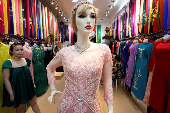 속옷 몸매 드러낸 베트남·러시아女 광고의 정체