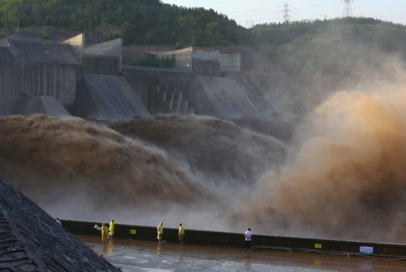 중국 중부 허난성의 황허 샤오랑디 댐이 수위를 낮추기 위해 방류하고 있다. 홍콩 사우스차이나모닝포스트(SCMP) 캡쳐.