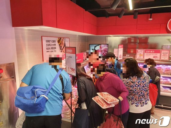 19일 오전 10시 이마트 신촌점을 찾은 쇼핑객들이 할인 중인 냉동 삼겹살을 사기 위해 몰려들었다. 2020.7.19./뉴스1© 뉴스1 최동현 기자