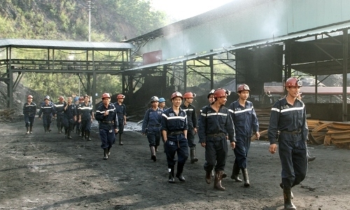 석탄 공장의 베트남 노동자들. 베트남 VN익스프레스