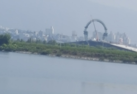 춘천시 '인구 30만 명 벽도 깨트릴 호재로 내년 말 착공 예정인 춘천-속초 동서고속화 철도와 제2경춘국도 쌍두마차 외에 도하나의 호재로 내년 개장을 앞둔 중도 레고랜드. 춫천레고랜드 개장이 성공적으로 진행될 경우 춘천의 경제적 가치는 더 커질 수 밖에 없다. 사진은 춘천호수와 저멀리 춘천레고랜드로가는 교량의 아치. 사진=서정욱 기자