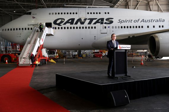 호주 콴타스 항공의 앨런 조이스 최고경영자(CEO)가 지난 22일 시드니 공항에서 열린 보잉 747 점보기의 마지막 비행 행사에서 연설을 하고 있다. 콴타스는 신종 코로나바이러스 감염증(코로나19) 팬데믹(대유행)에 따른 항공 여행 감소로 747 점보기의 조기 퇴역을 결정했다.로이터뉴스1