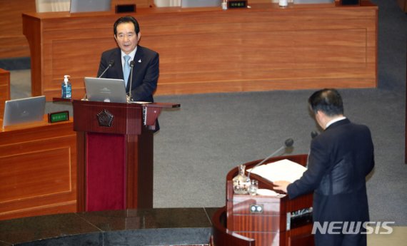 정세균 국무총리가 22일 오후 서울 여의도 국회 본회의장에서 열린 제380회국회(임시회) 제4차 본회의 정치·외교·통일·안보에 관한 대정부 질문에서 의원 질의에 답변하고 있다.