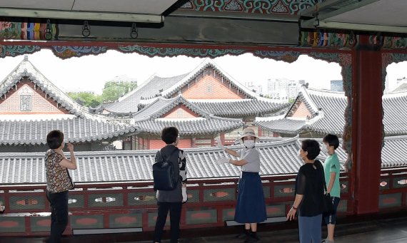 22일 서울 종로구 경복궁에서 열린 경회루 특별관람에 참가한 관람객들이 경회루 2층에서 해설사의 설명을 들으며 관람하고 있다. 코로나19 확산 우려로 휴관에 들어갔던 경복궁은 이날부터 재개관 한다. 사진=김범석 기자