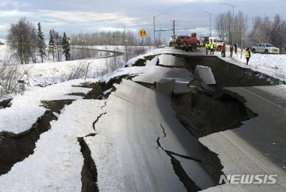 지난 2018년 11월 30일 촬영된 미국 알래스카주 앵커리지 인근 도로가 규모 7.0의 강진으로 갈라져 있다.뉴시스