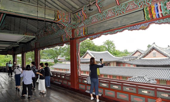 22일 서울 종로구 경복궁에서 열린 경회루 특별관람에 참가한 관람객들이 경회루 2층에서 해설사의 설명을 들으며 관람하고 있다. 코로나19 확산 우려로 휴관에 들어갔던 경복궁은 이날부터 재개관 한다. 사진=김범석 기자