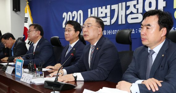 세법개정 머리 맞댄 당정홍남기 경제부총리 겸 기획재정부 장관이 22일 오전 국회에서 열린 2020 더불어민주당 세법개정안 당정협의에서 발언하고 있다. 정부는 개정안을 내달 12일까지 입법예고한 뒤 국무회의(8월 25일)를 거쳐 9월 3일 이전 국회에 제출할 예정이다. 사진=서동일 기자