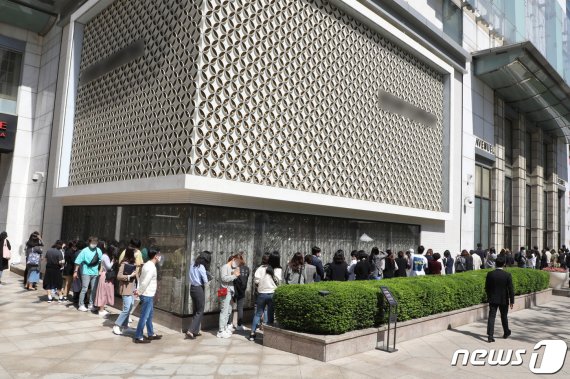 명품 브랜드 샤넬의 가격인상을 하루 앞둔 지난 5월 13일 오전 중구 롯데백화점 본점 앞에서 고객들이 줄을 서 기다리고 있다. 샤넬은 오는 14일부터 일부 핸드백 제품의 가격을 7%에서 17% 인상한다고 밝혔다. 2020.5.13/뉴스1 © News1 황기선 기자
