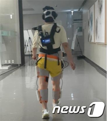 고령자를 대상으로 시스템을 착용하고 보행 시 운동량 측정을 진행하는 모습© 뉴스1
