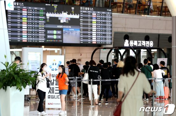지난 15일 김포공항 출국장에 제주행 여행객들이 줄지어 대기하고 있다. /뉴스1 © News1