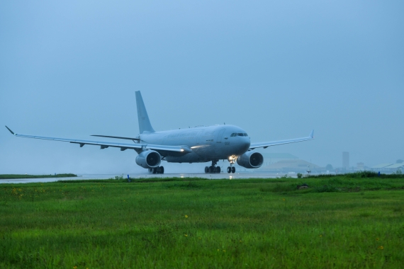 공군 KC-330 공중급유기가 김해공항을 통해 이륙하고 있다. /사진=공군