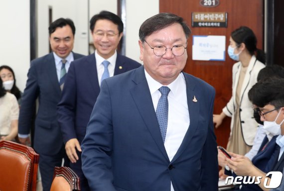 김태년 더불어민주당 원내대표가 23일 오전 서울 여의도 국회에서 열린 정책조정회의에 참석하고 있다. 김 원내대표는 모두발언에서 "행정수도 완성은 역사적 필연, 수도권과밀현상을 해소해야 한다"고 밝혔다. 2020.7.23/뉴스1 © News1 박세연 기자