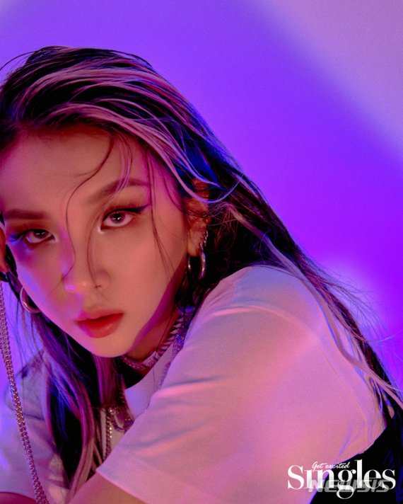 [서울=뉴시스] 그룹 카드(KARD) 전지우. (사진 = 매거진 '싱글즈' 8월호) photo@newsis.com