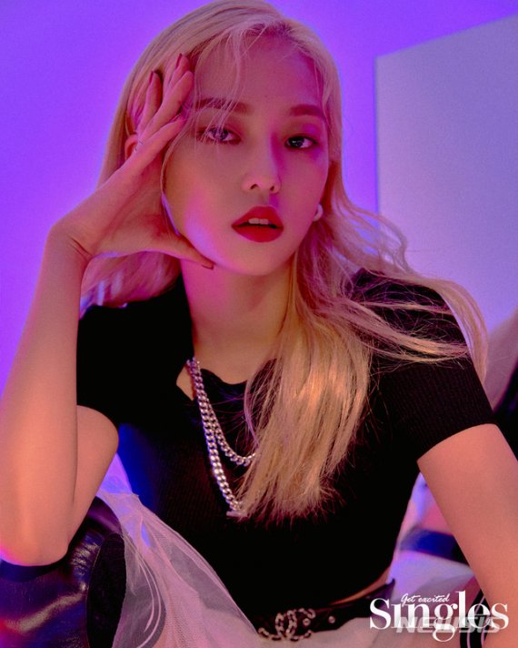 [서울=뉴시스] 그룹 씨엘씨(CLC) 장예은. (사진 = 매거진 '싱글즈' 8월호) photo@newsis.com