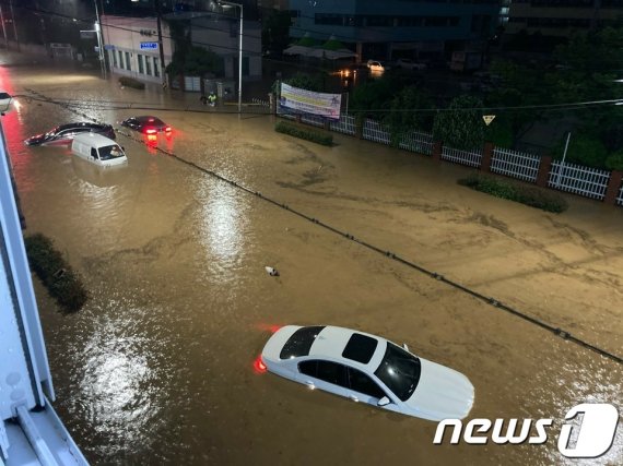 부산에 지난 23일 오후 8시를 기점으로 호우 경보가 발효되면서 많은 비가 내려 도로와 주택가 곳곳이 침수 피해를 입었다. 부산소방본부에는 밤새 209건의 피해접신고가 접수됐다. ./사진=부산경찰청 제공