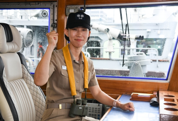 24일 해군 성인봉함 함장에 취임한 안미영 중령(진) /사진=해군